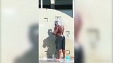 笑到头掉！永远洗不干净的头 气到暴力锤墙