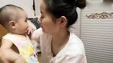雨桐小宝贝非要妈妈亲亲抱抱，太会撒娇啦，这画面好温馨！