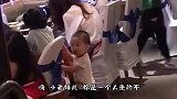 大叔 知道的是你在这儿健身呢 不知道的还以为单杠漏电了呢