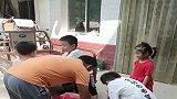看看四胞胎爷爷走个亲戚容易吗你往上放，他往下拿，太气人了