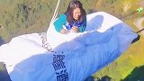 千米高空女子吓得呼叫老公，结果发现自己没有……太尴尬了。