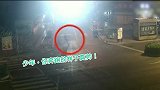 老太深夜街头骑车自摔昏迷 途经少年目睹后跳车跑向摔倒老人