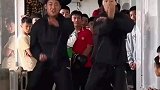 武校学生下雨天楼道训练