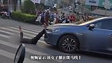 女子躺在斑马线上拦车，双腿搭上车头，多人质疑其碰瓷，警方回应