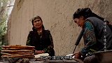味道新疆：村子里只有一个馕坑，女人们各自带着面，相约去打馕！