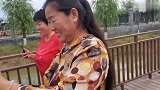 大衣哥亲家来了，大衣嫂高兴一蹦三跳得找大衣哥呢！