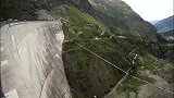 旅游-牛人水坝高空走钢丝 破世界纪录