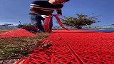铺跑道，为了增加实用率，全都采用塑料！