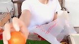 美女买橘子遇到不会算账的老板娘，也是无语了！