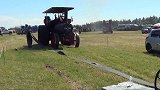 启动一台古董蒸汽拖拉机，比柴油拖拉机马力强多了
