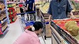 这超市逛的太可怕了，媳妇挑的东西让小伙产生误会了，最后竟直接