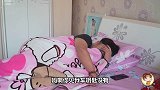 小伙为让老妈锻炼身体，拿钞票当诱饵鼓励，全程爆笑