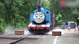 在动画片里的出现的托马斯，没想到被做成了真实的火车，一模一样