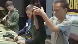 俄罗斯学校教小学生如何组装AK-74俄罗斯 真是从娃娃抓起啊