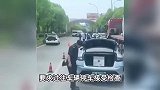 江苏江阴疑发生凶案，多个路口设卡，警方：追查逃犯，市民不必过分担心