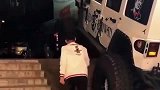 小伙非法改装牧马人，回家后发现小区车库下不去