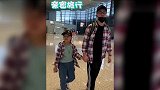 安吉与爸爸沙溢穿亲子装做同框剪刀手，耍帅卖萌变“东北宋仲基”