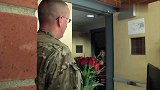 军人父亲手捧鲜花出现在眼前，1年没见，女儿的反应太可爱了