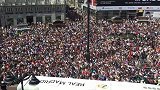 西甲-1617赛季-皇马大巴驶入马德里市中心 万人拥簇迎接王者凯旋-新闻