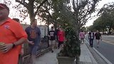 假扮草人故意向路人伸手，注意了分散的人被吓一跳