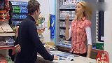 国外恶搞：大猩猩求爱被同类拒绝后，直接把花给了人类！