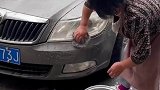妈妈用钢丝球帮儿子洗车