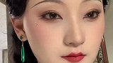 化了妆的漂亮姐姐，看起来像一只灵动的小狐狸