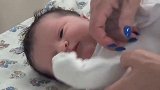 刚出生2小时的宝宝，一张胖乎乎的脸蛋，白白净净的，超可爱