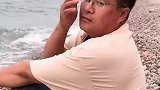 摄影师亲自上阵，示范拍照动作