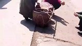 老伯用竹篮装鱼被路人发现