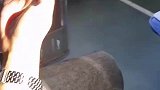 女大学生看见售货员，伸手讨要食物