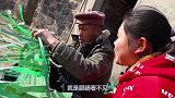胖妹给爷爷买啥好吃的？把爷爷门牙都蹦掉2颗，气氛此时相当尴尬