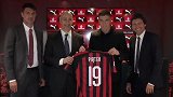 欢迎！皮亚特克举起米兰19号球衣 波兰神锋开启新征程