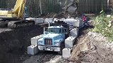 不用钢筋混凝土，用卡车撑着就能修隧道？这工程靠谱吗？