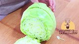 包菜不要再炒着吃了，大厨教你这样做，好吃清脆爽口，下酒