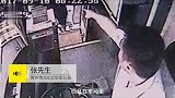 男子磕头求救，公交司机救人报警