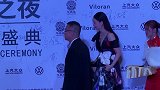 陶虹一家三口罕见走机场,女儿露正脸12岁身高赶超妈妈