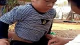 这个熊孩子真贪玩,钻进了桶里,这下出不来了吧!