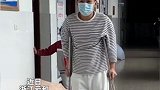 浙江云和：90后老师拄拐杖坚持上课 高三了要陪他们走完