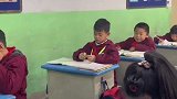 当认真学习的学生收到老师的小纸条，看到后羞涩的一幕