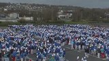 法国小镇聚集超过三千蓝精灵 打破之前的世界纪录