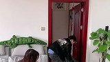 拿着笤帚自己自娱自乐，把老婆吓得爬沙发上去了