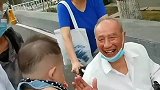 重孙子与太爷爷第一次见面，小手触摸老人的脸