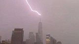 美国：飓风将袭黑云压城，纽约世贸中心被雷劈中