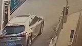 小车出小区时因避让车辆停下，因车轮已过地感线停车杆突降