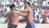 印度拳击比赛，这动作伤害性不大，但侮辱性极强
