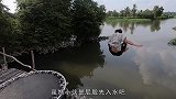 男子搞笑跳河，加个蹦床给点助力，难道可以沉的更深