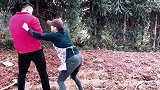 姐姐暴打弟弟被弟弟一招制服，听笑声就知道是亲妈