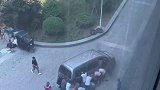两小孩被货车卷入车底，过路群众合力抬车救人