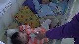 志愿者看望福利院的婴儿，小宝宝伸手求抱，直接被你萌化了！
